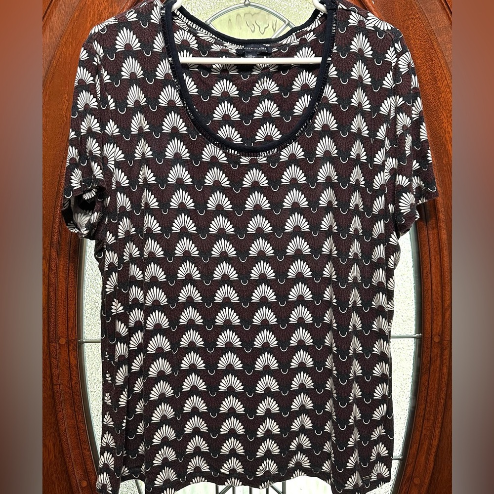 Tommy Hilfiger Short Sleeve Scoop Neck Top with White Fan Print